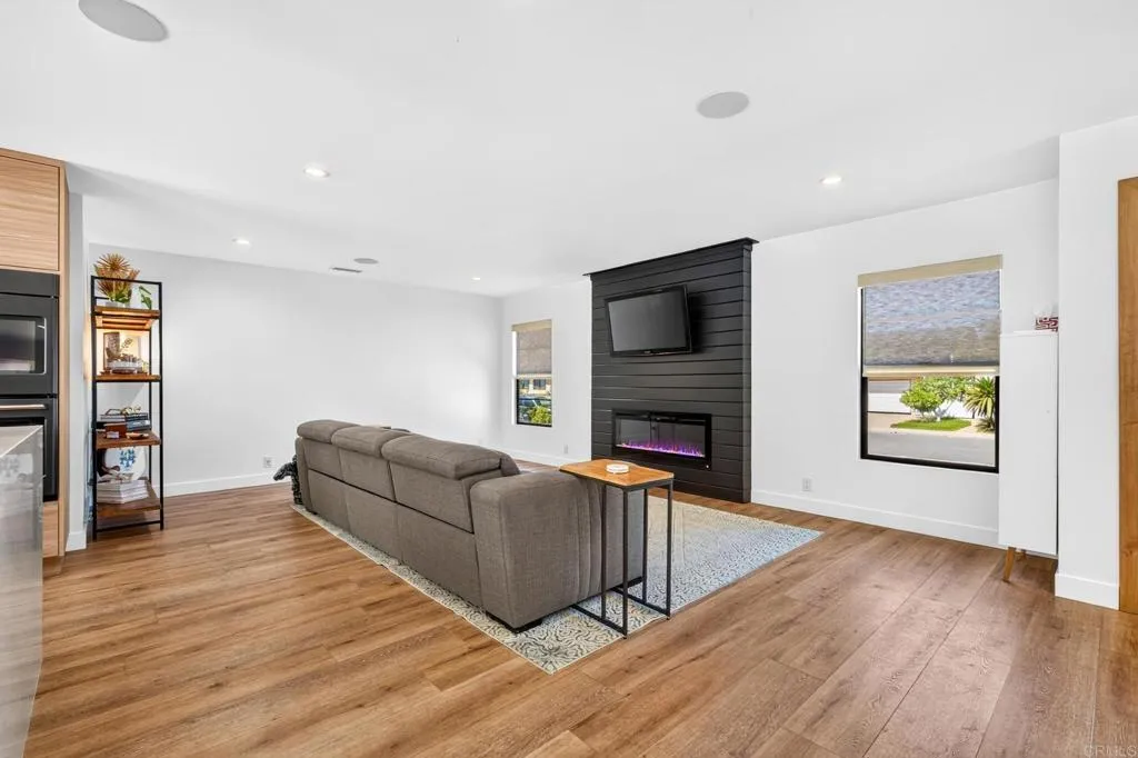 https://cdn.realtyfeed.com/cdn/127/307083779/8fbb8afc8afb1519f4d0af2120cdd4be.webp