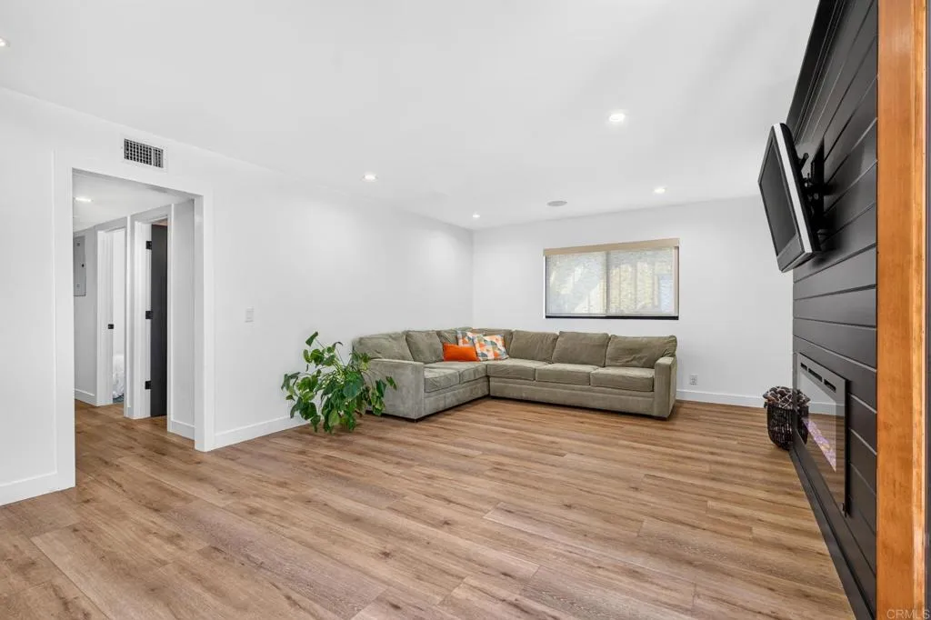 https://cdn.realtyfeed.com/cdn/127/307083779/bcab5c0838f7c0ed45216a738ba7bc9d.webp