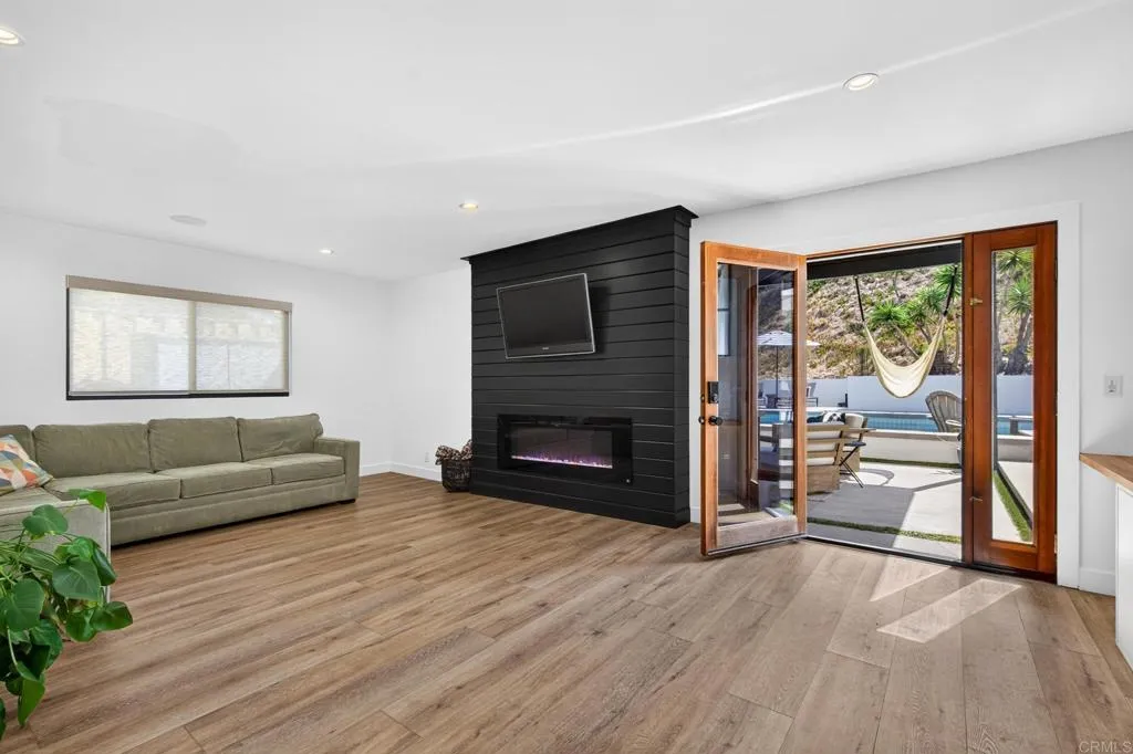 https://cdn.realtyfeed.com/cdn/127/307083779/c54e2b16fb953cd74b42d88b9a7c46f6.webp