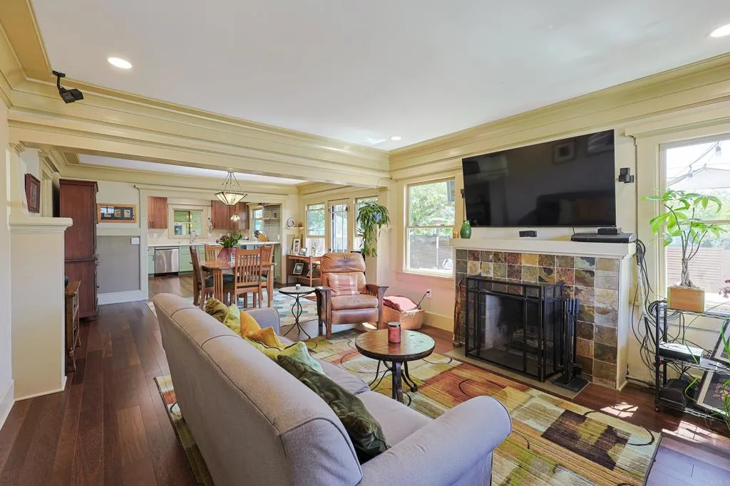 https://cdn.realtyfeed.com/cdn/127/307083937/8c9714c4075b42d0e1627434bacaec4e.webp