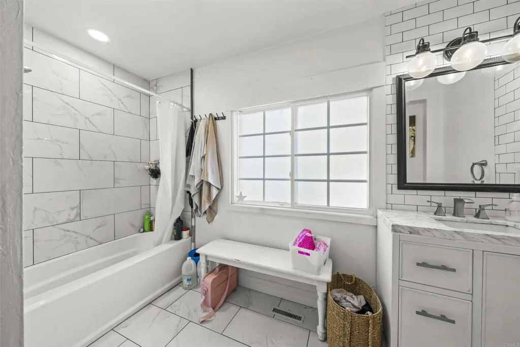 https://cdn.realtyfeed.com/cdn/127/307085770/f19272bc37ddf2a17bc766d57d692c39.webp