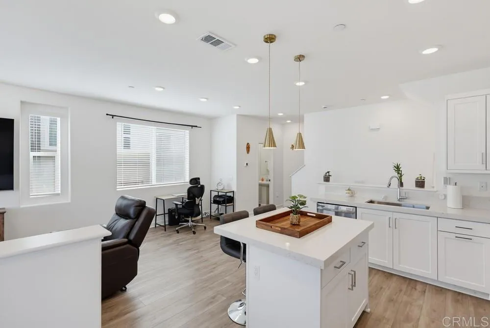 https://cdn.realtyfeed.com/cdn/127/307085906/f09d3eaa834de908e45db0fd5ce325dc.webp