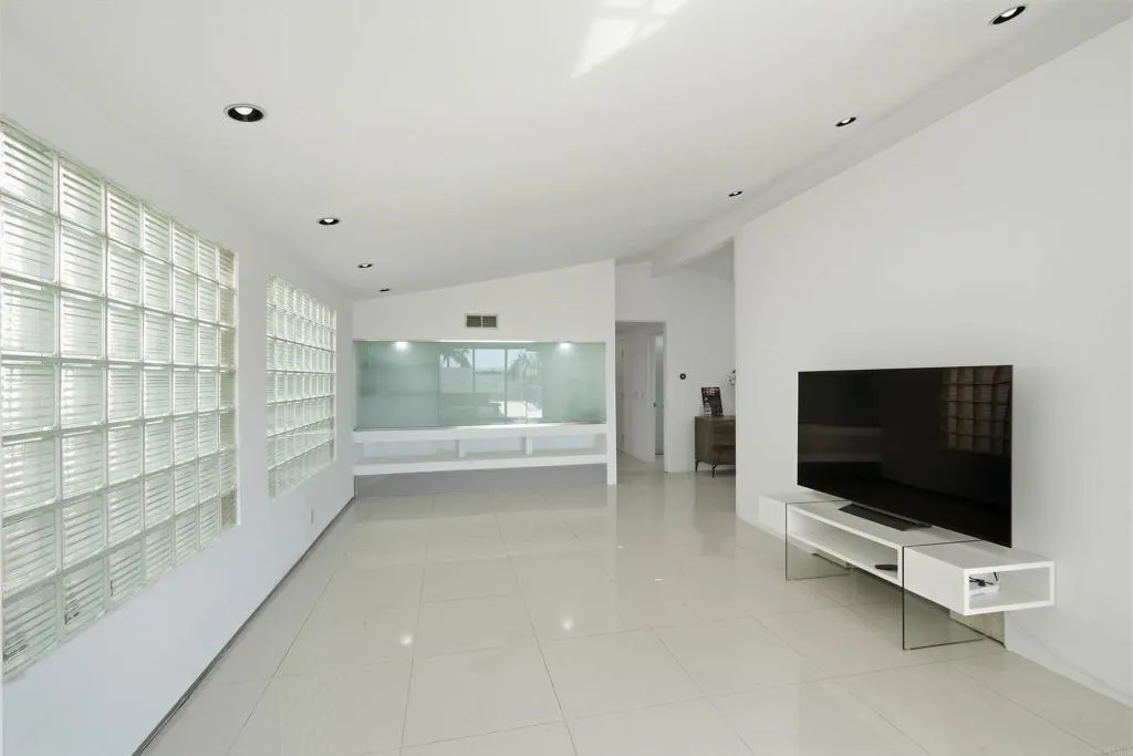 https://cdn.realtyfeed.com/cdn/127/307086073/be54fe34143cf6510d81a718383d6a17.webp