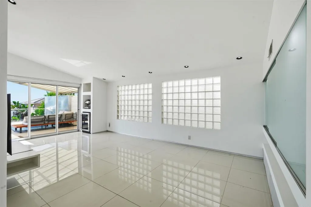 https://cdn.realtyfeed.com/cdn/127/307086073/eb87bf2951d3b728a7d83244b13e700a.webp