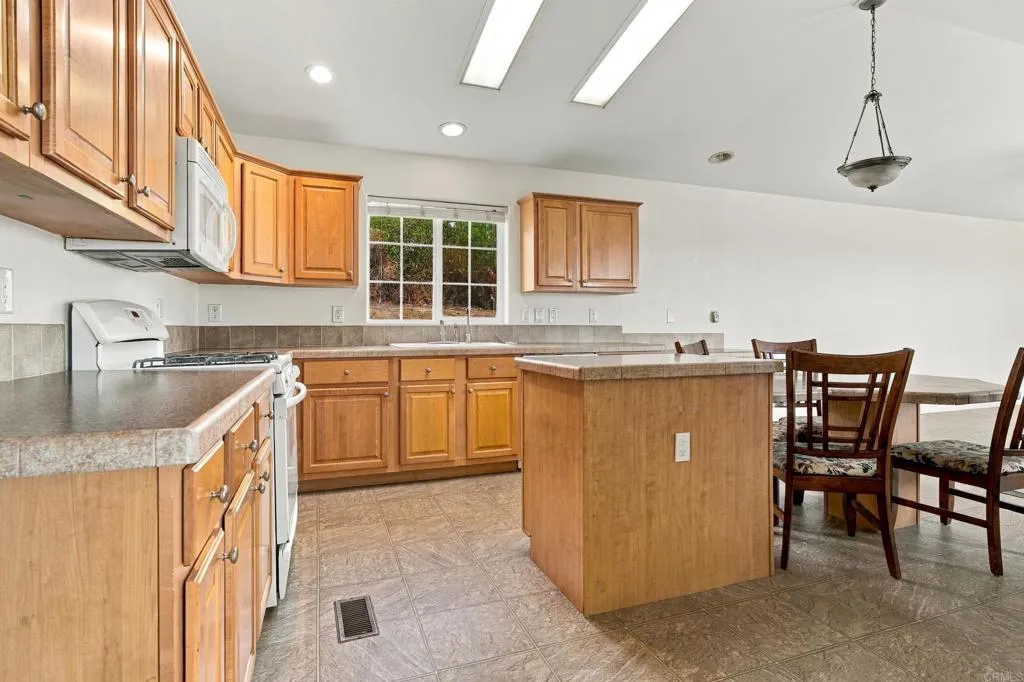 https://cdn.realtyfeed.com/cdn/127/307086340/4330c0f305bc736e6666e0b20409fb70.webp