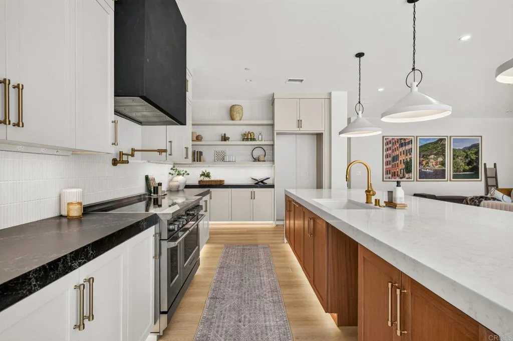 https://cdn.realtyfeed.com/cdn/127/307087583/79f8d1fa7ee6f9b719f833d7d84bd3b4.webp