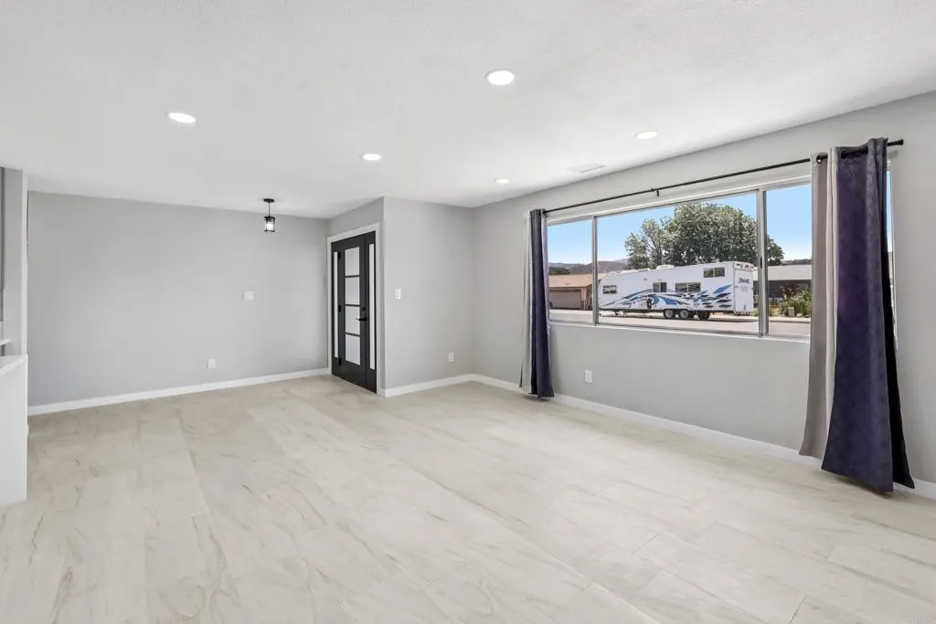 https://cdn.realtyfeed.com/cdn/127/307087930/0e7eb451dbfbd36e8e2b5128f4266aed.webp