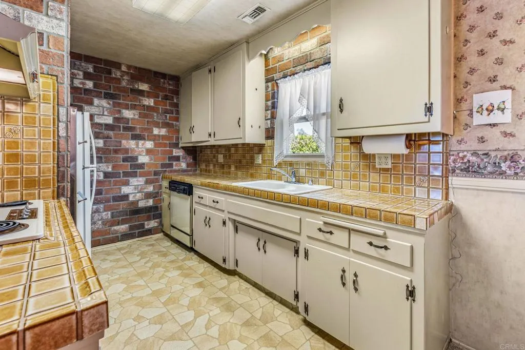 https://cdn.realtyfeed.com/cdn/127/307088467/3babe127025fdadcf32482164fbb4bbf.webp