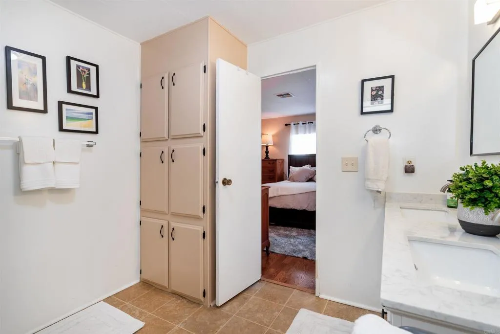 https://cdn.realtyfeed.com/cdn/127/307088633/190d5f8de321473379a3511d0b8955d9.webp