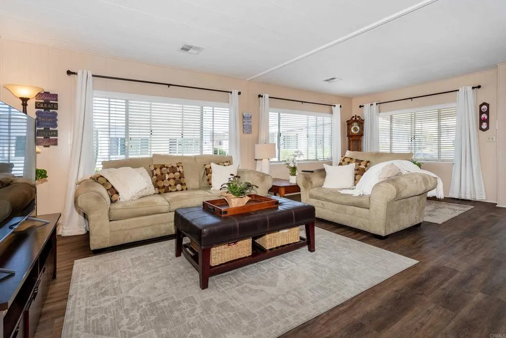 https://cdn.realtyfeed.com/cdn/127/307088633/e1cc7e966fc00abc297ab7b6d140c118.webp