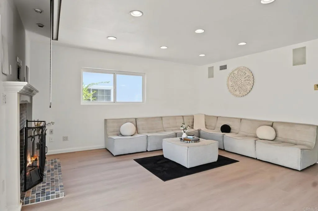 https://cdn.realtyfeed.com/cdn/127/307089413/34a7eddb4ccbebff9cfb7ca5ad50a000.webp