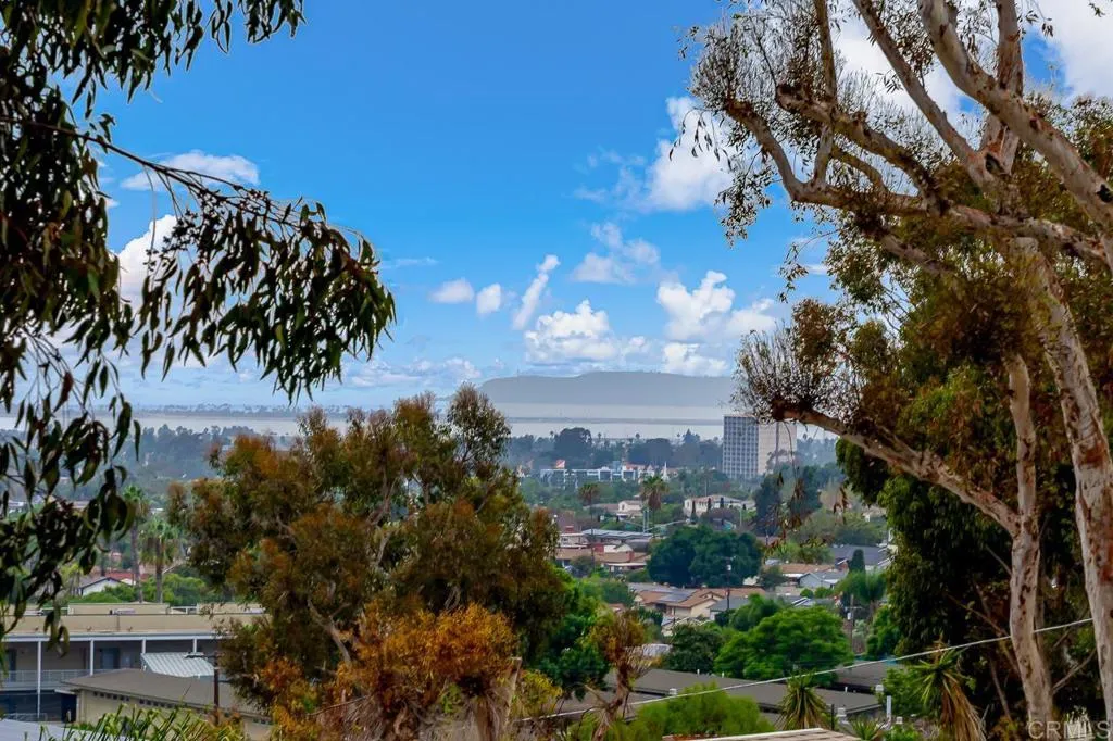https://cdn.realtyfeed.com/cdn/127/307089717/f0390e2b2b46ebc63d0b84c866e459d8.webp