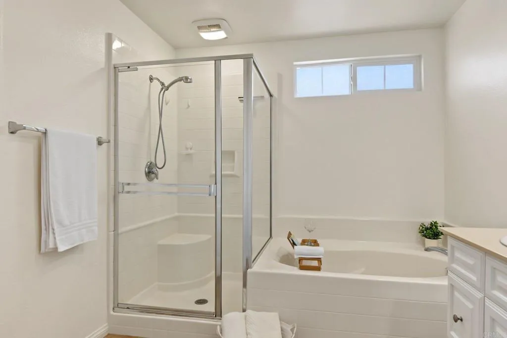 https://cdn.realtyfeed.com/cdn/127/307090609/920c66e561805bcab481edb91921bc7a.webp