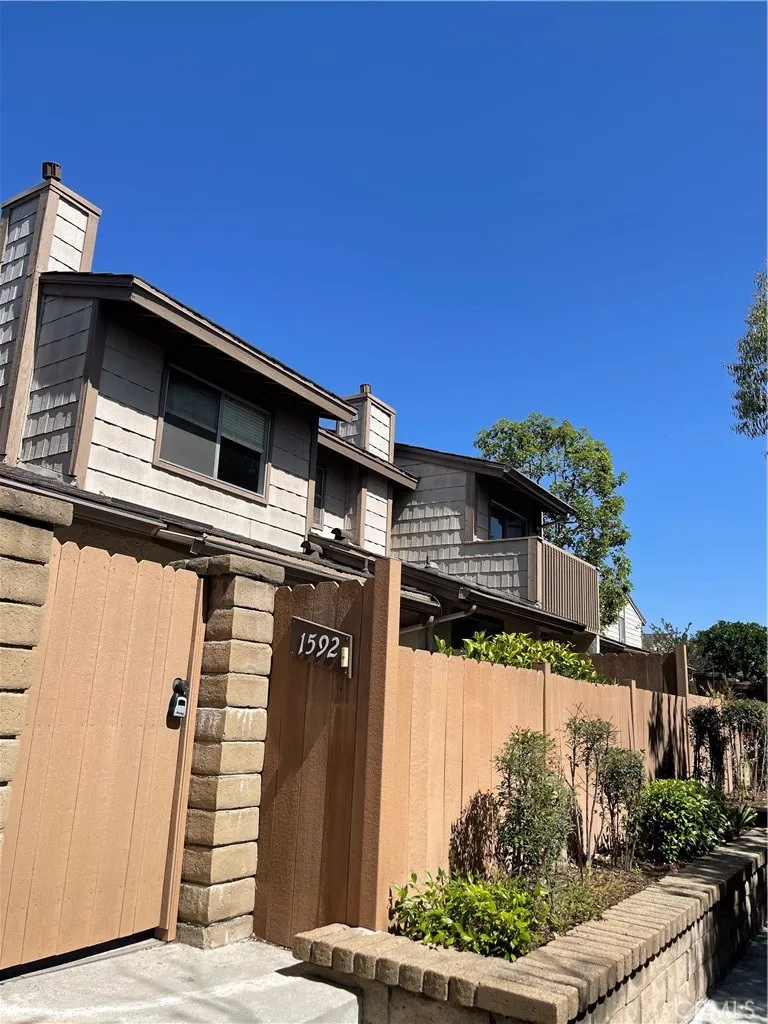 Fullerton, CA 92833