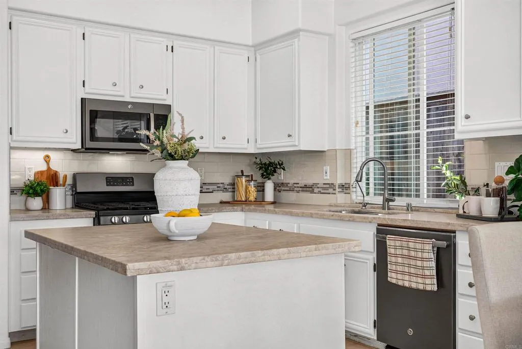 https://cdn.realtyfeed.com/cdn/127/307090862/15eb951fa8b78e2993c1a69d2e29f7cb.webp