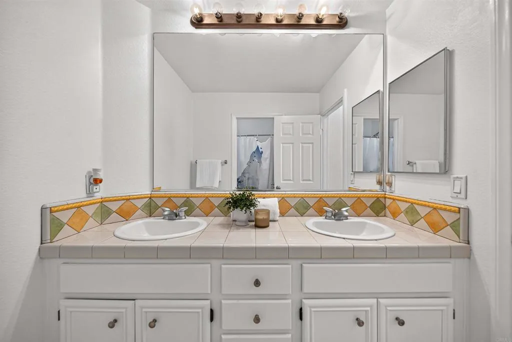 https://cdn.realtyfeed.com/cdn/127/307090862/655af403b960492eca17cc939c952a3f.webp