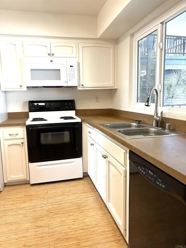 https://cdn.realtyfeed.com/cdn/127/307091272/e7330306d52b8b9d4004b32335f3cb0b.webp