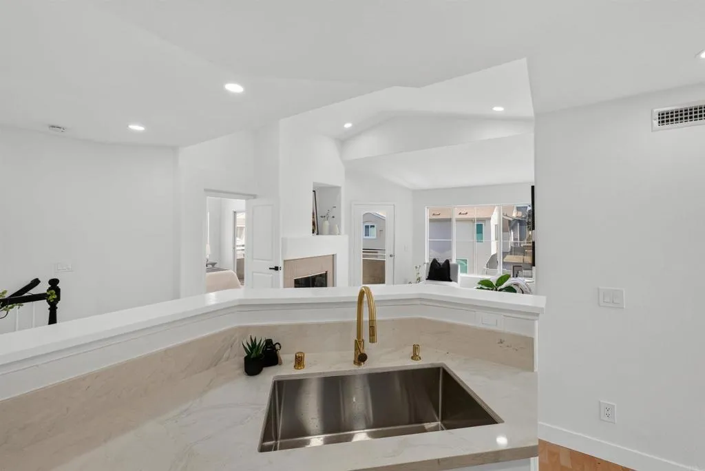 https://cdn.realtyfeed.com/cdn/127/307091445/bbd7f6c8e9e4ebdeb3a05f0178410ba2.webp