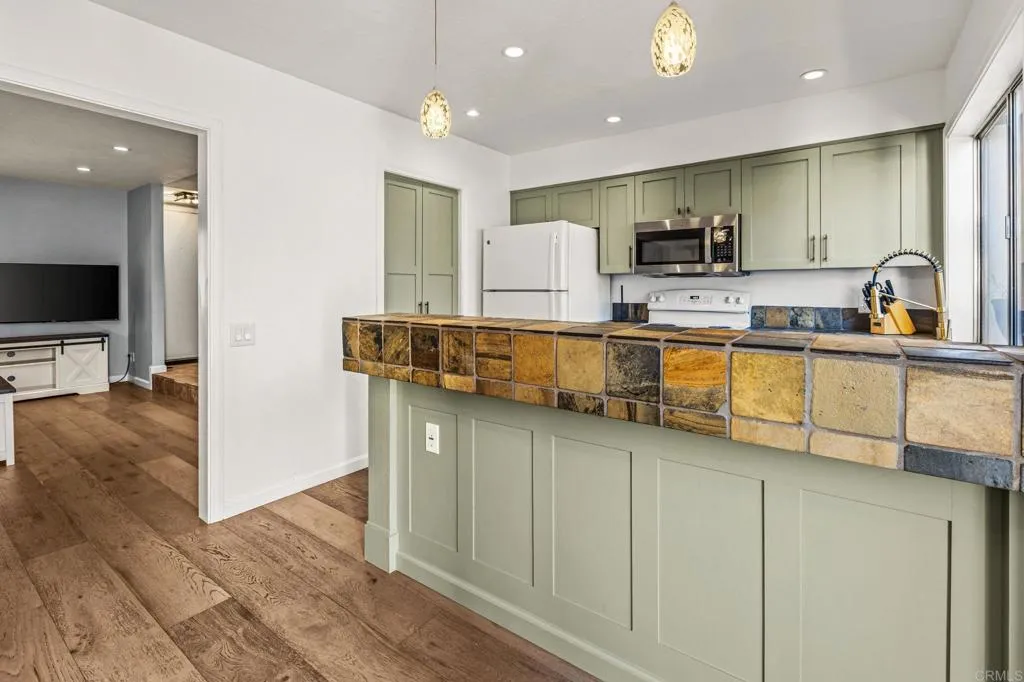 https://cdn.realtyfeed.com/cdn/127/307092449/b5b4502e86e066bf951f7ee171a9629a.webp