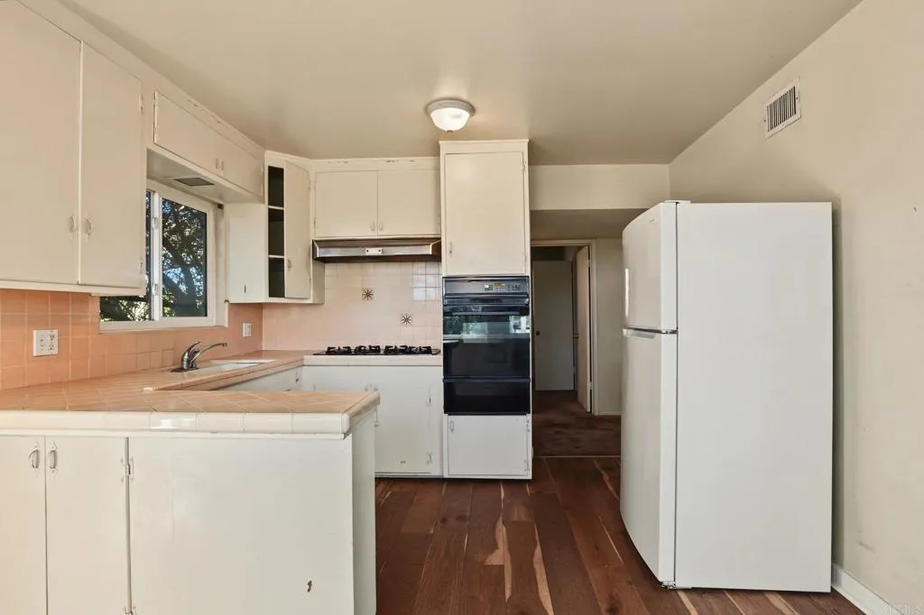 https://cdn.realtyfeed.com/cdn/127/307092881/e22b1ffb29124f7f04f1bc0381e83118.webp