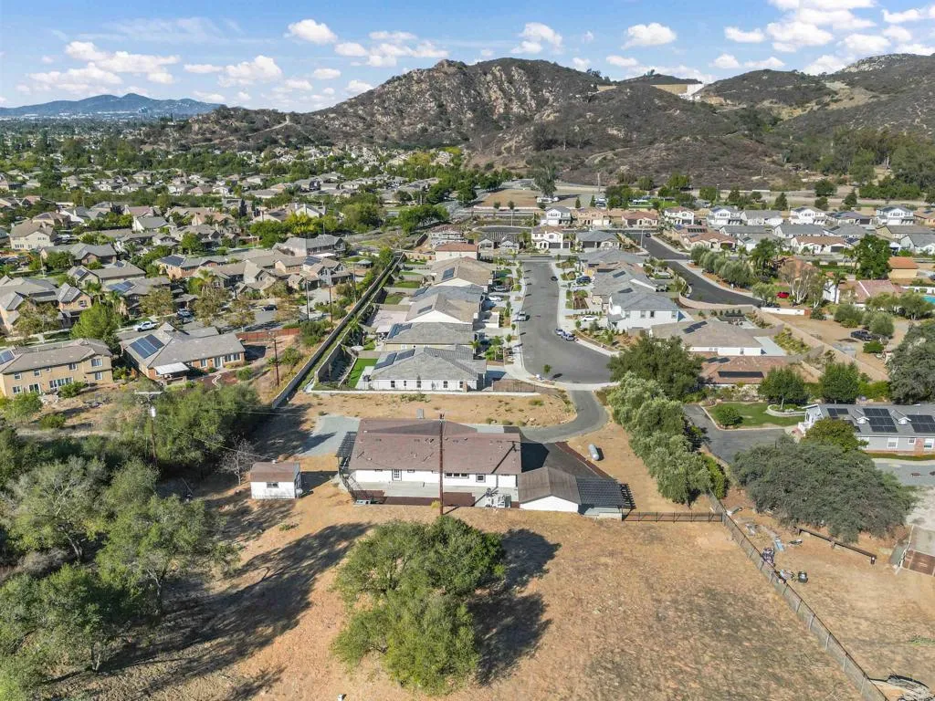 https://cdn.realtyfeed.com/cdn/127/307093010/17dc6a9662dfbb3d3abfe20118359679.webp