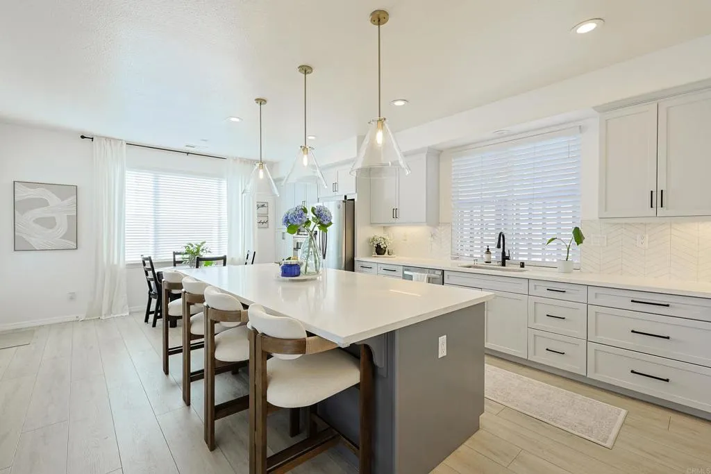 https://cdn.realtyfeed.com/cdn/127/307093136/8349bc4e236fc5cb10b94fe17fd79a2f.webp
