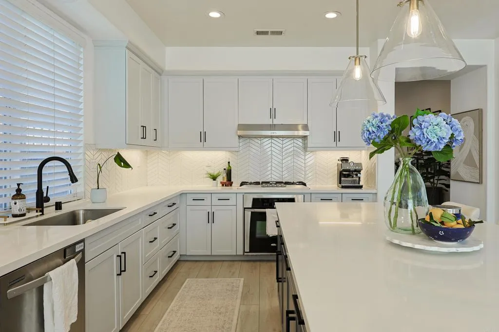 https://cdn.realtyfeed.com/cdn/127/307093136/b6bf08c115aa77d13207fa692c11dad3.webp