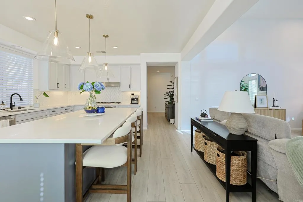 https://cdn.realtyfeed.com/cdn/127/307093136/e6e9320a4bdd46a5db574008d65631c7.webp
