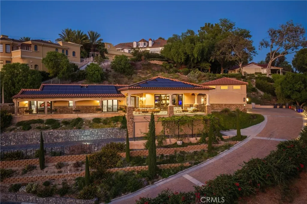 18352 Cerro Villa