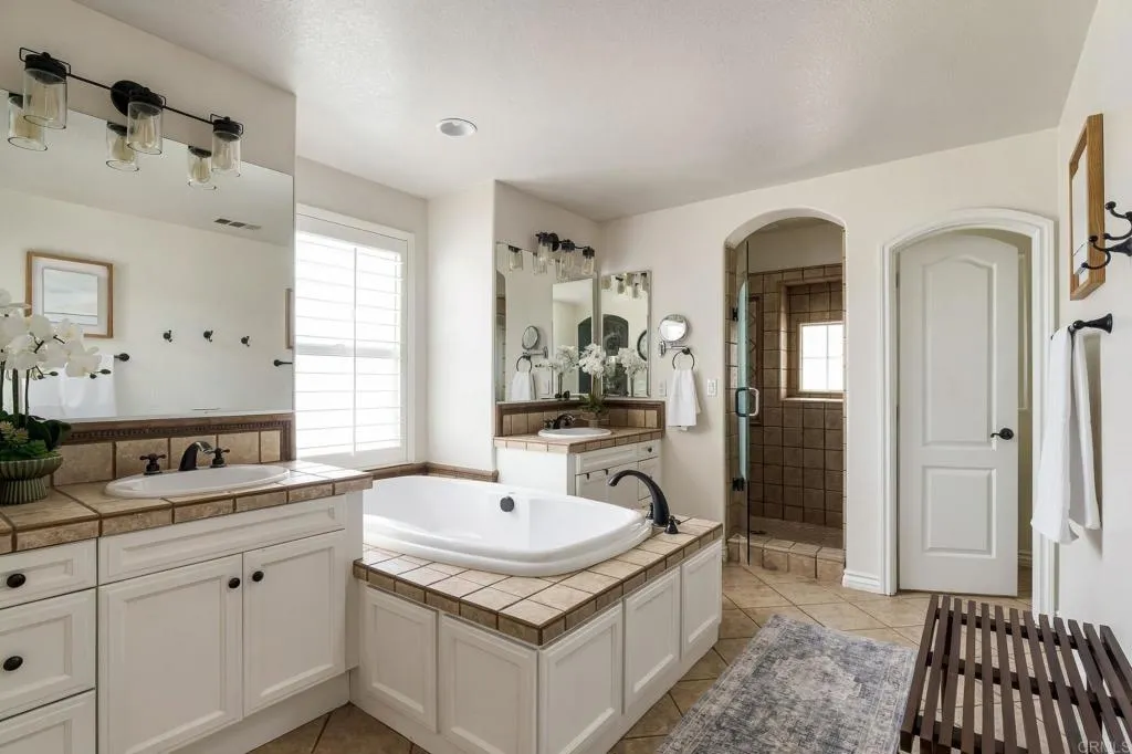 https://cdn.realtyfeed.com/cdn/127/307094145/679ba4fcb54c54f932d2646b1889380d.webp