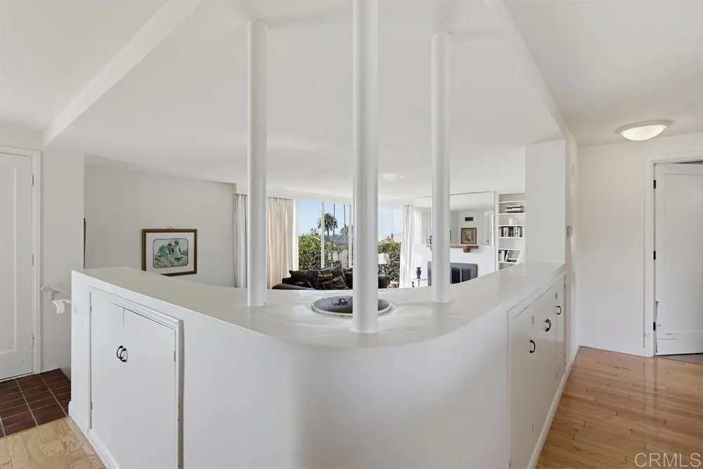 1005 Alexandria Dr, San Diego, CA 92107 Characteristic of Art Deco, Streamline Moderne Homes