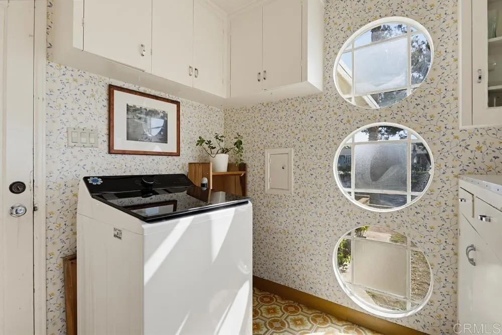 1005 Alexandria Dr, San Diego, CA 92107 Porthole windows