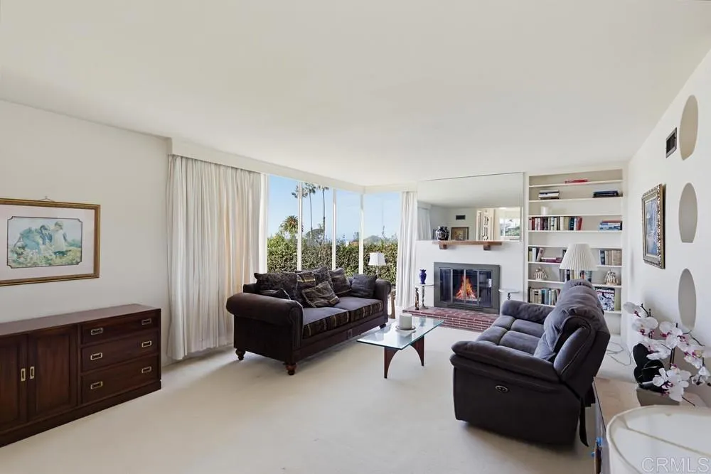 1005 Alexandria Dr, San Diego, CA 92107 Living Room