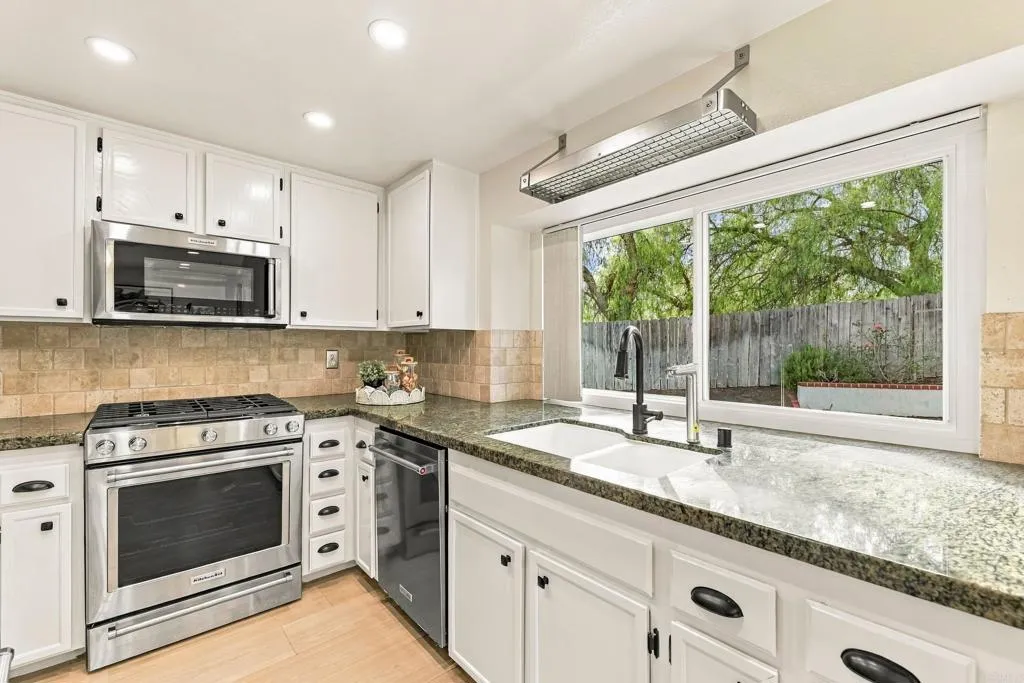 https://cdn.realtyfeed.com/cdn/127/307094552/fb13acfc573cda7c84c71642f169c628.webp