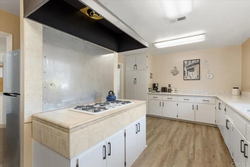 https://cdn.realtyfeed.com/cdn/127/307094674/f23472386a8ba4bd9d743f4875fca323.webp