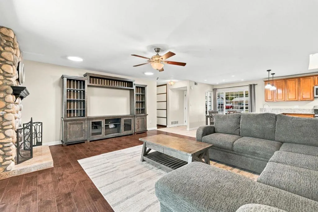 https://cdn.realtyfeed.com/cdn/127/307094774/b5e9dd625f419e305d7f72c94018772f.webp