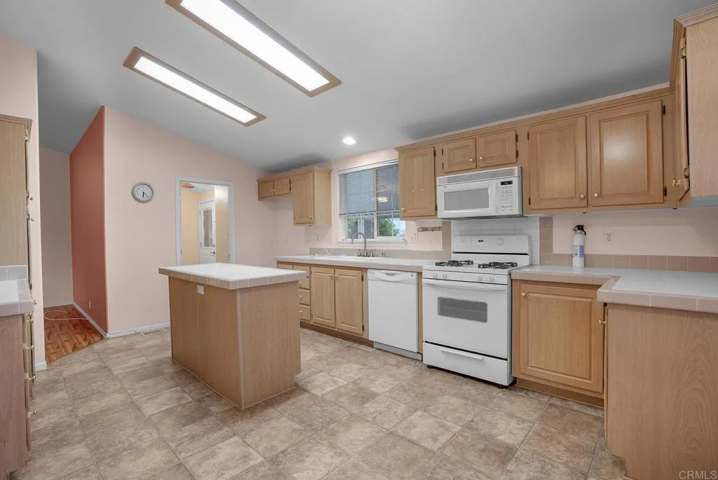 https://cdn.realtyfeed.com/cdn/127/307095118/0c18270f216b90f42351b4b1ffa7ccb7.webp