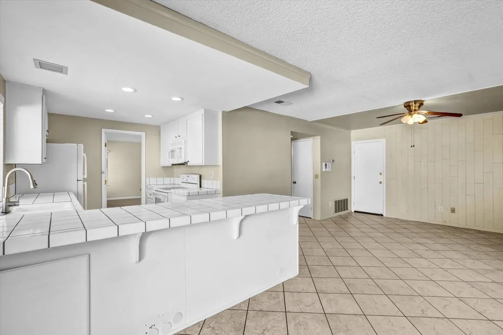 https://cdn.realtyfeed.com/cdn/127/307095122/2a9b787fdf4fd09e2f54b3d7282dfc63.webp