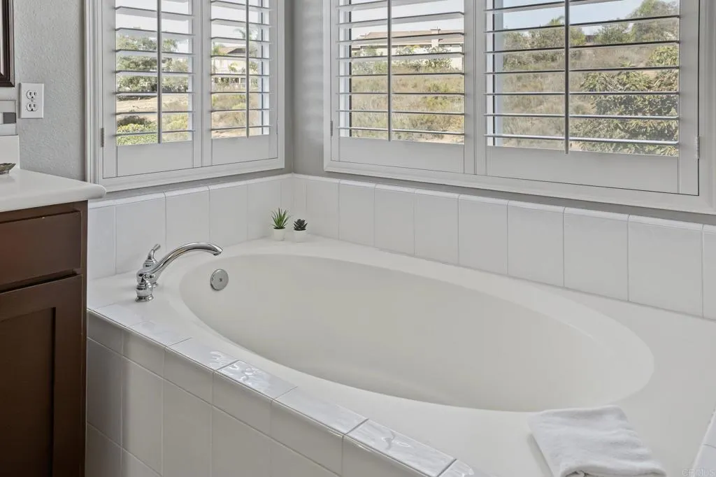 https://cdn.realtyfeed.com/cdn/127/307095566/5b044aba8410f643221b6e1e36c12bab.webp