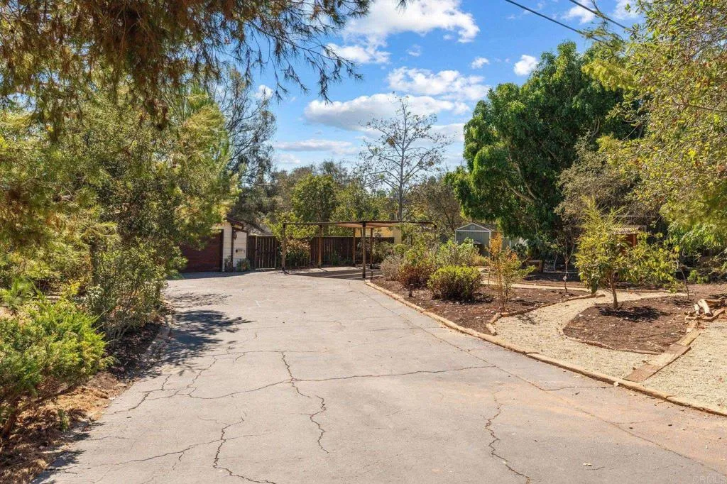 https://cdn.realtyfeed.com/cdn/127/307095879/e94ccb795d64a4371b586c451429bb17.webp
