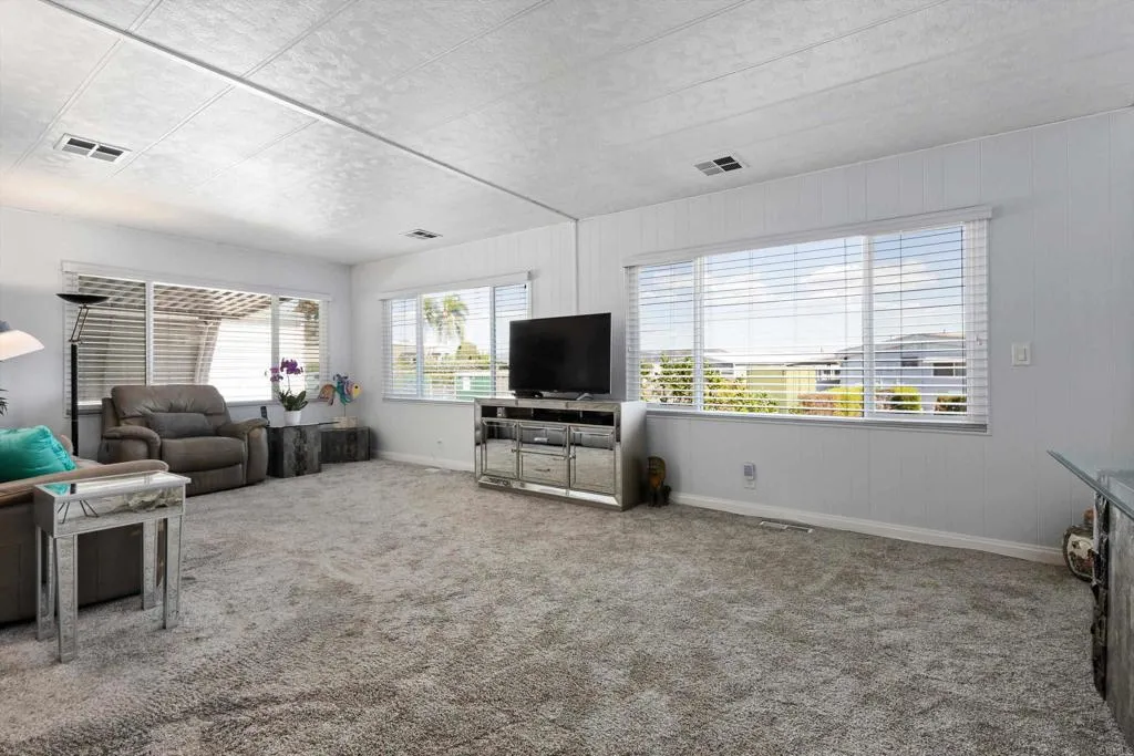 https://cdn.realtyfeed.com/cdn/127/307096435/28b022032a2c9e6d7ef0a3c1584a51e5.webp