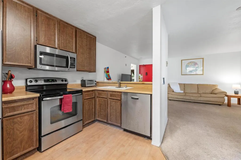https://cdn.realtyfeed.com/cdn/127/307096578/4fa1e979d4e833e6daef11e15ae7f559.webp
