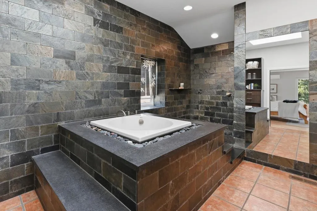 https://cdn.realtyfeed.com/cdn/127/307096657/42ee7e7bb1a8846d49fc585a1bebeaea.webp