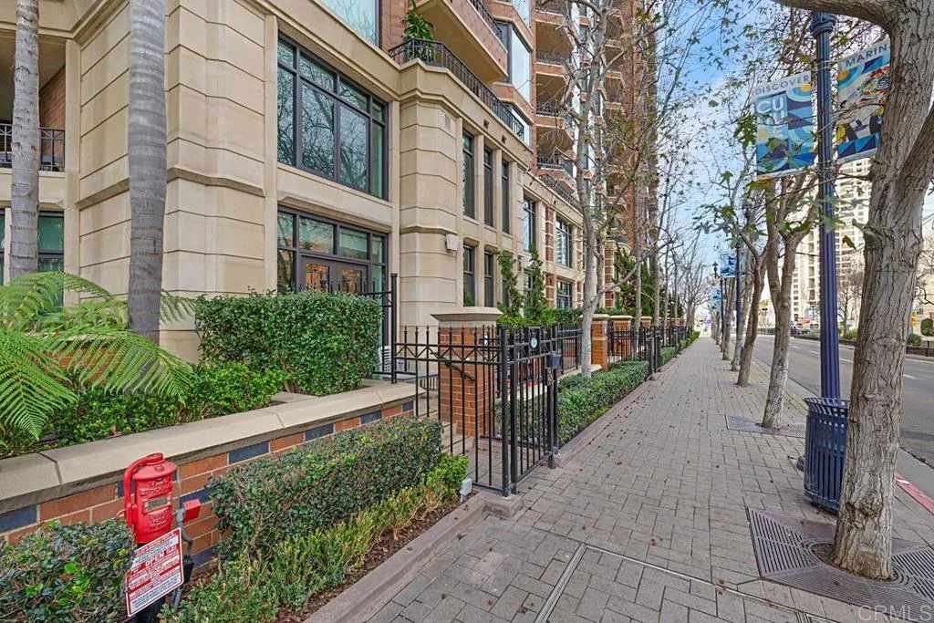 https://cdn.realtyfeed.com/cdn/127/307097530/74135546b8829f8300abfcf854ac0c83.webp