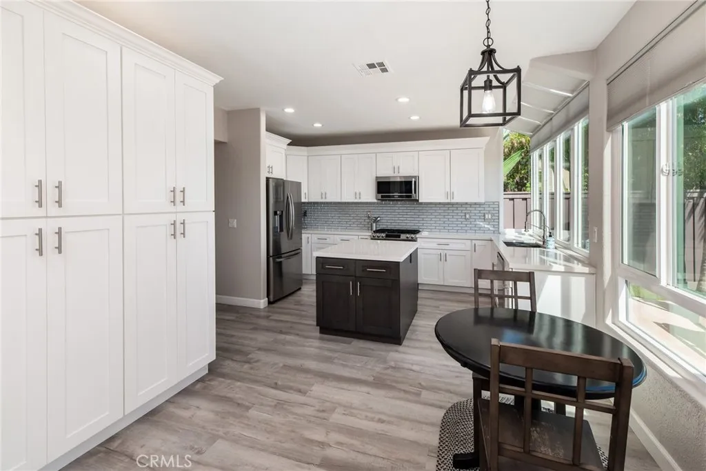 https://cdn.realtyfeed.com/cdn/127/307097604/d49475f069a2b51edd2f938149299ff6.webp