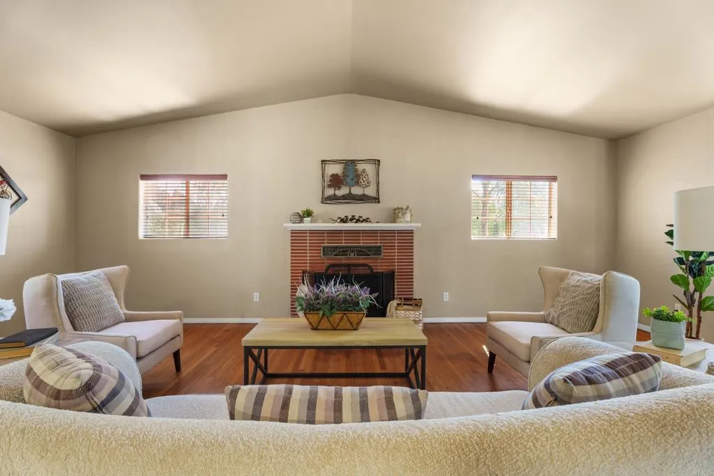 https://cdn.realtyfeed.com/cdn/127/307097633/1a86fe0696a5a08230471e4afdc387ec.webp