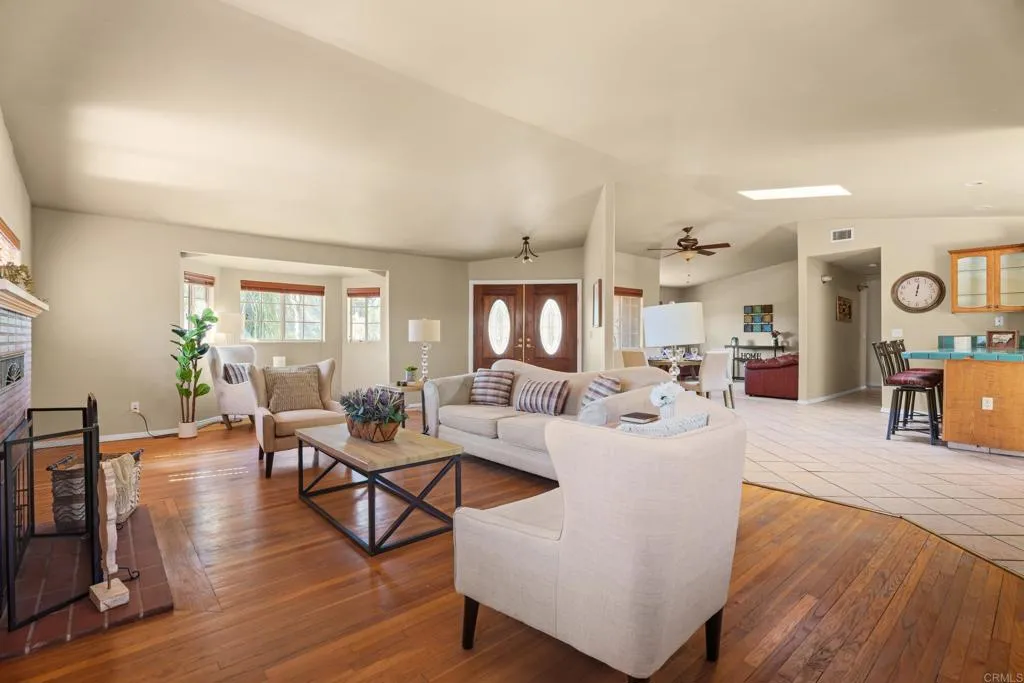 https://cdn.realtyfeed.com/cdn/127/307097633/a0adecb735c469ae3e0e3a72dbf3bc64.webp