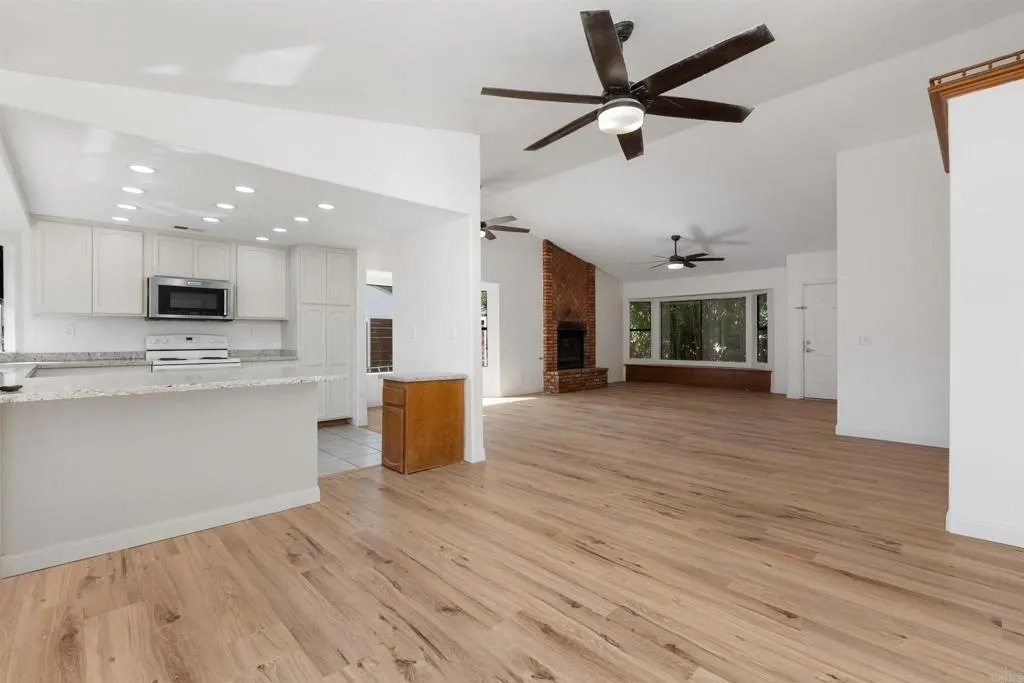 https://cdn.realtyfeed.com/cdn/127/307098215/a2493864cd7b0043ff080bbb0de82901.webp