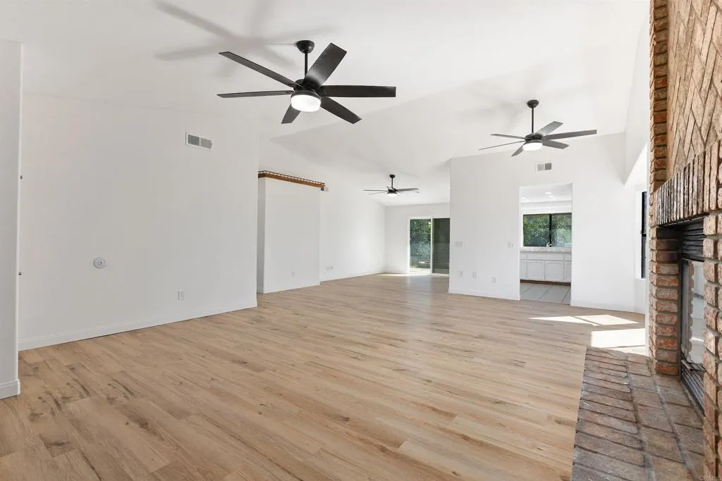 https://cdn.realtyfeed.com/cdn/127/307098215/dc2eaa432613df5ae1546b248d159a37.webp