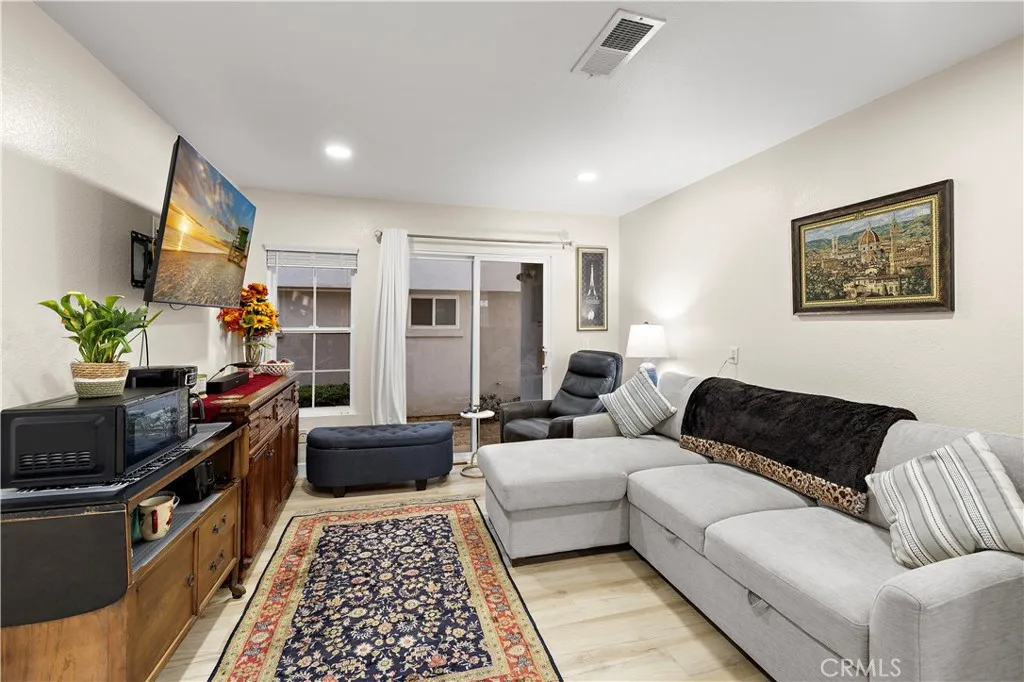 https://cdn.realtyfeed.com/cdn/127/307098593/b5d9712c1d9d9472d0d4ad5c813b704a.webp